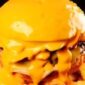 Hamburguesa bañada en queso chedar