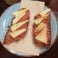 Tostada con tomate y queso